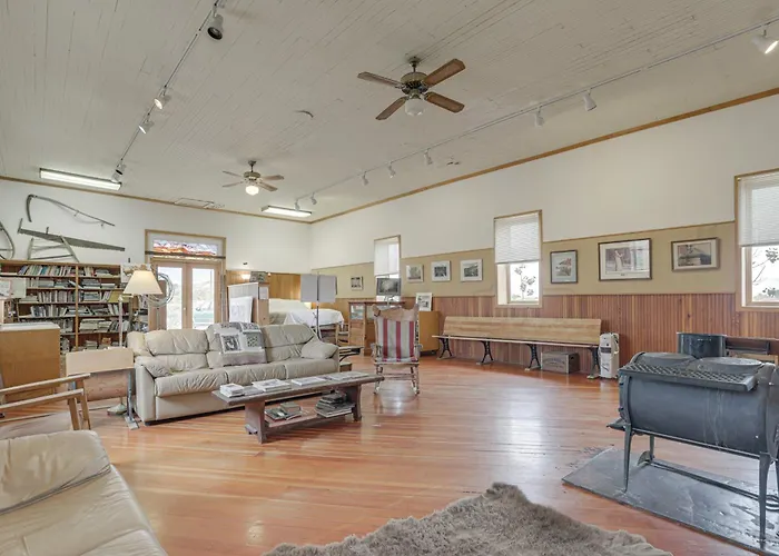 Converted Historic Schoolhouse: Wyoming Retreat Holiday home *