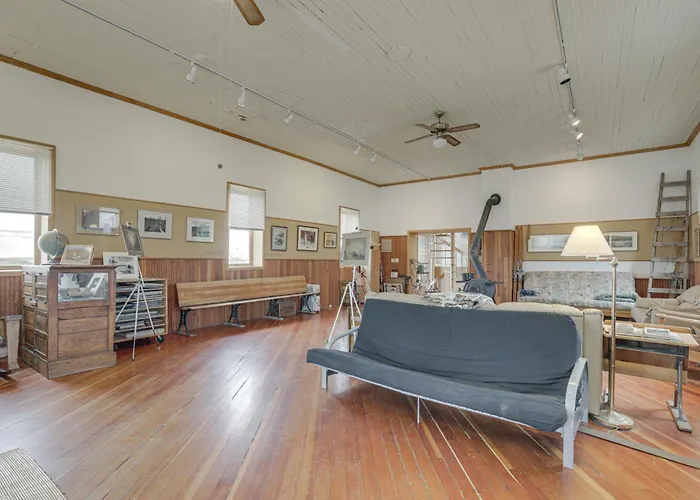 Converted Historic Schoolhouse: Wyoming Retreat * Greybull